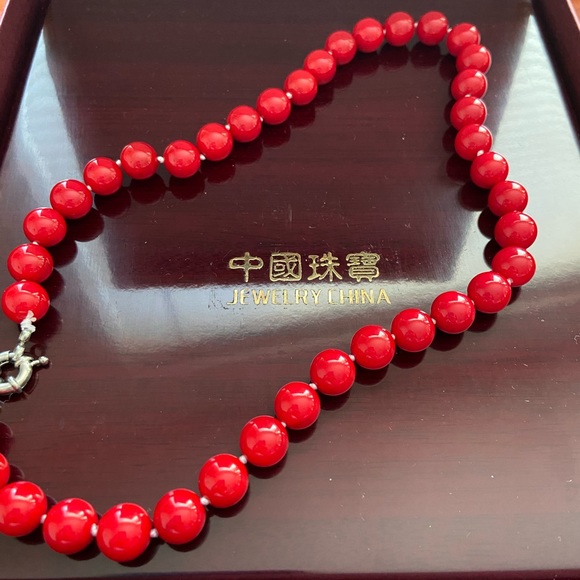 Red pearl necklace with gift box - Picture 2 of 6